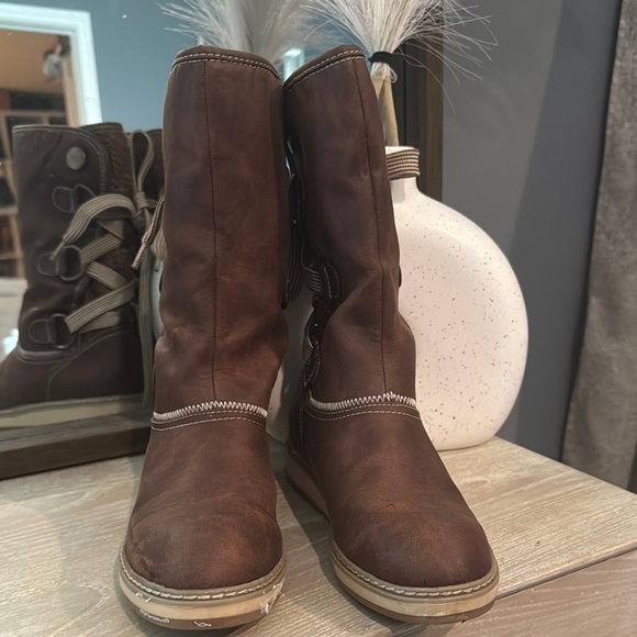 White Mountain Brown and Tan Winter Boots with Rustic Charm - Picture 3 of 8